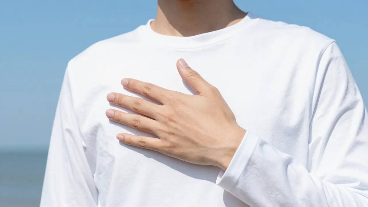 Osoba v oblečení s UV filtrem chránící kůži na zádech před slunečním zářením.